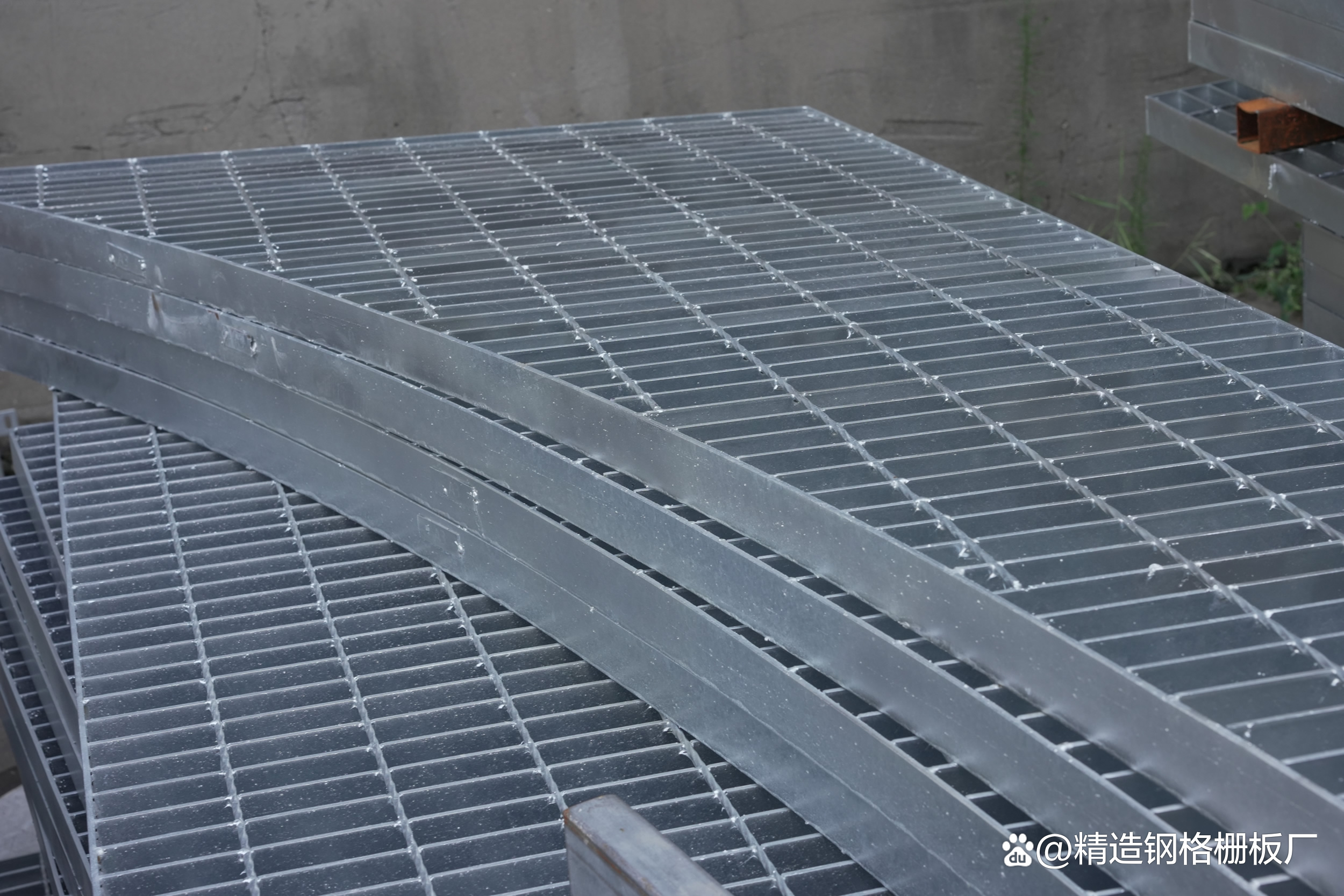 不锈钢钢格栅和钢铁钢格栅密度对比